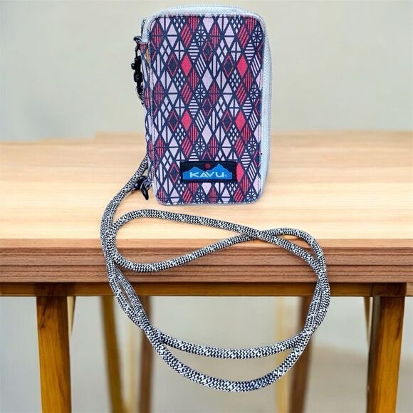 KAVU Geometric Pink/Navy/Red Design Zip Around Crossbody Wallet Bag - Picture 3 of 7